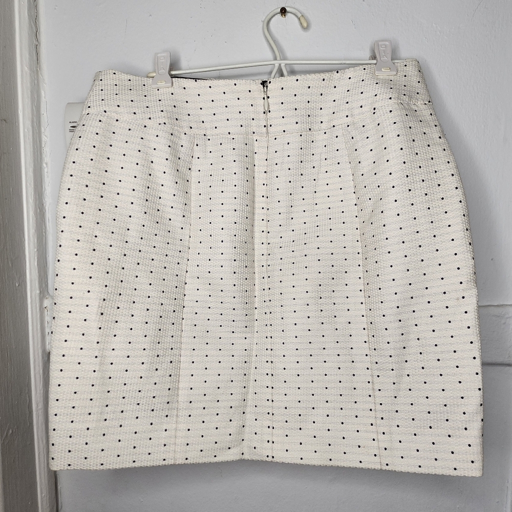 Super cute black and white polka dot skirt! Ann Taylor, size P6